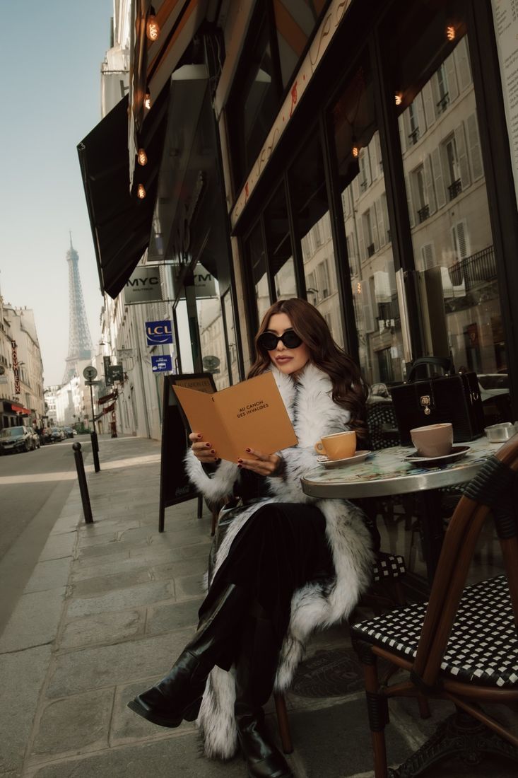 Ensaio fashion em café com a Torre Eiffel ao fundo