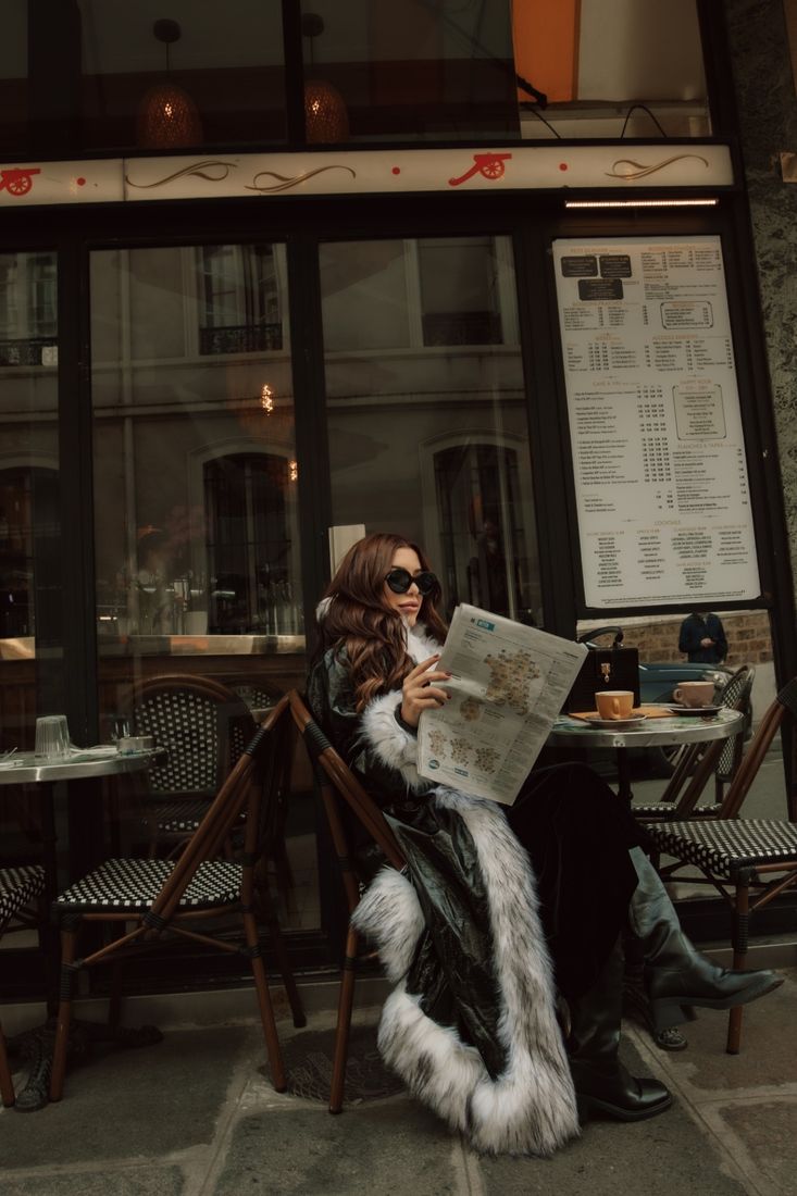 Ensaio fashion em café parisiense