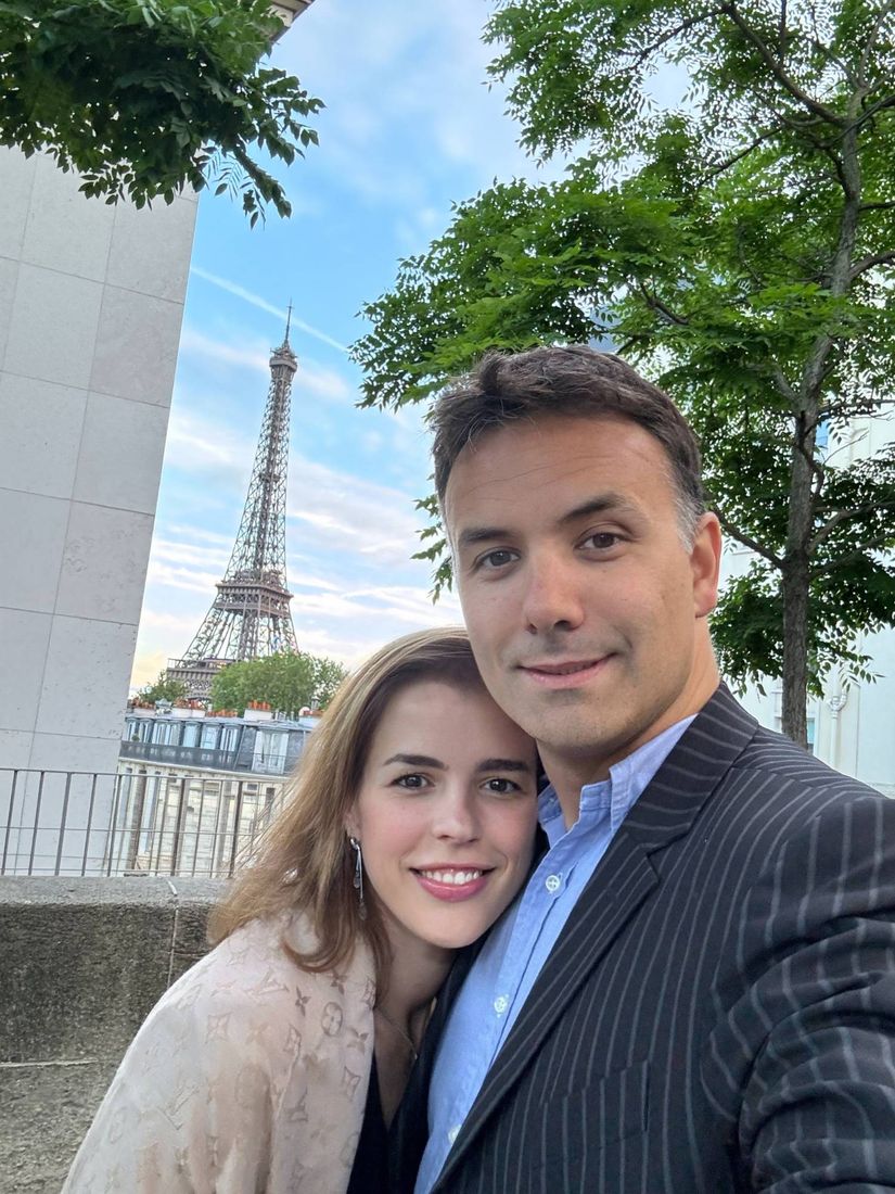 Andrey e Camilla Cepeda com a Torre Eiffel ao fundo
