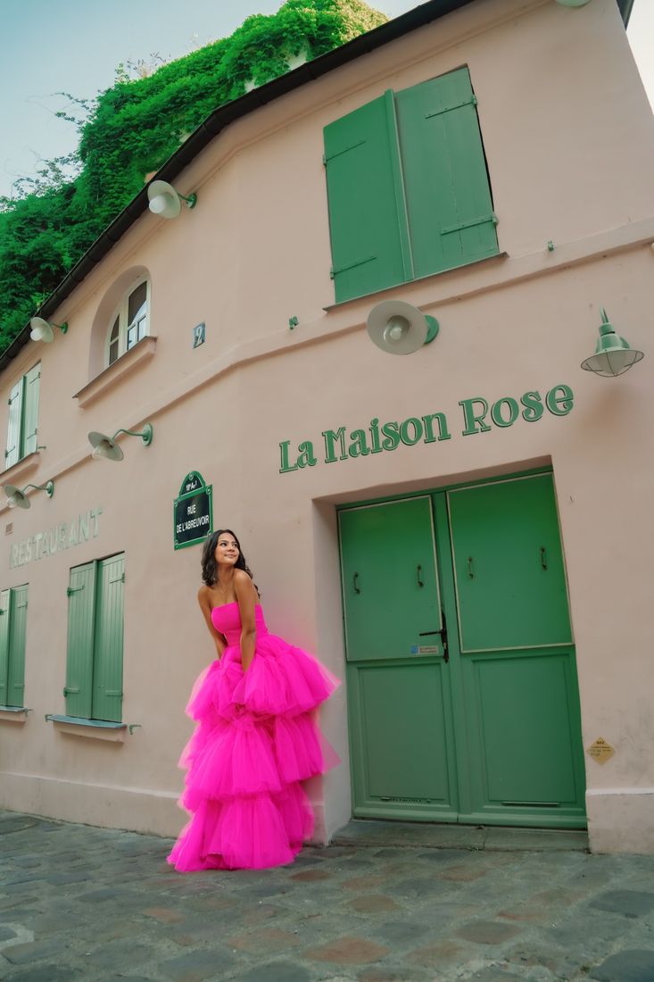 Ensaio em frente à La Maison Rose em Montmartre