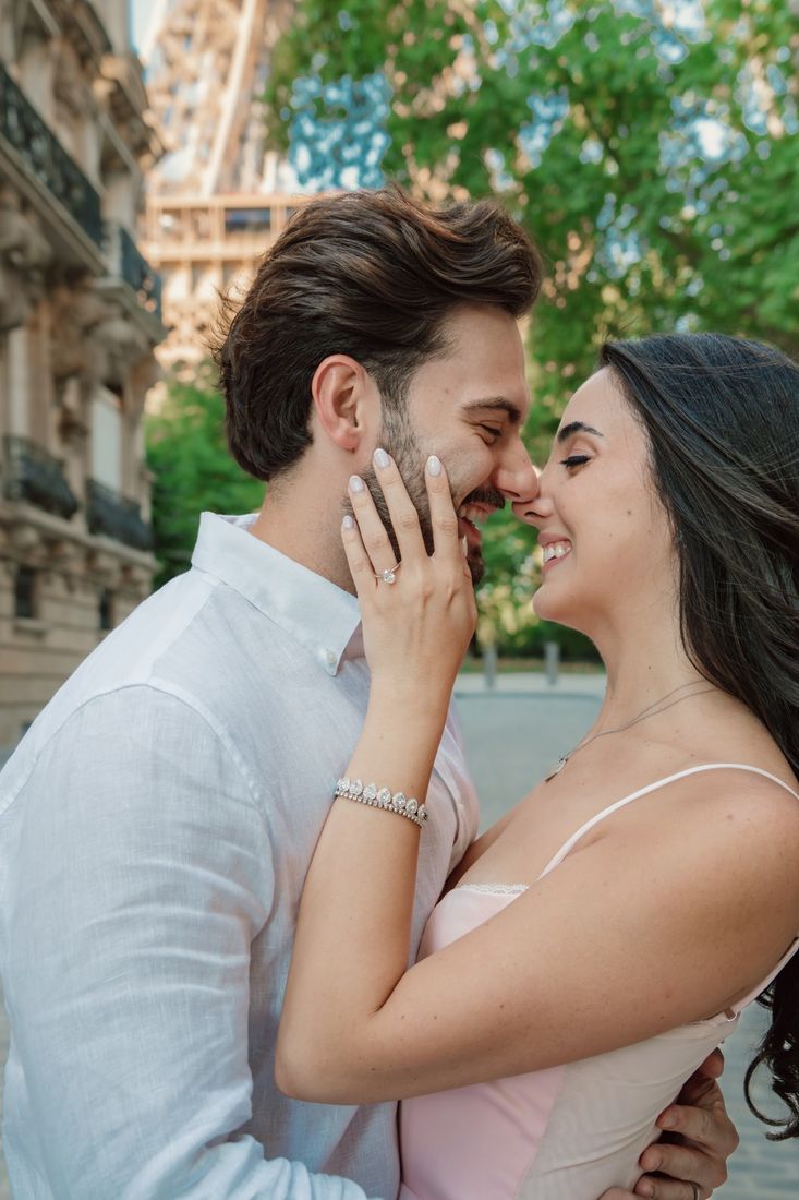 Casal sorrindo com a Torre Eiffel ao fundo