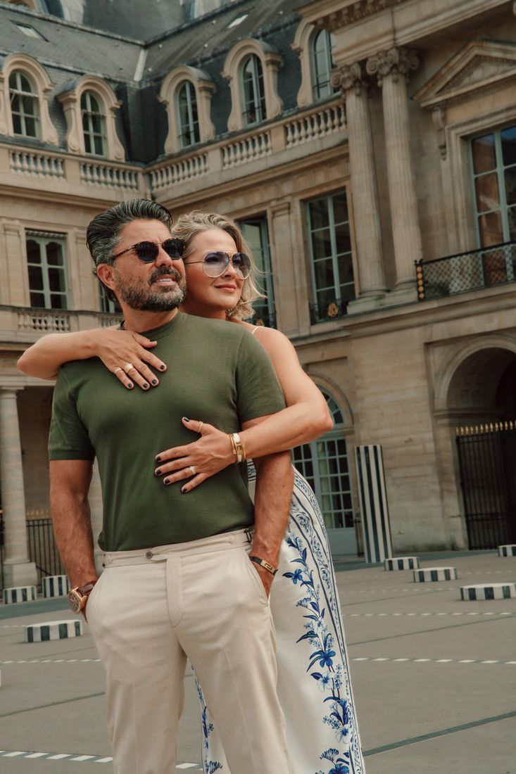 Casal abraçado no Palais Royal