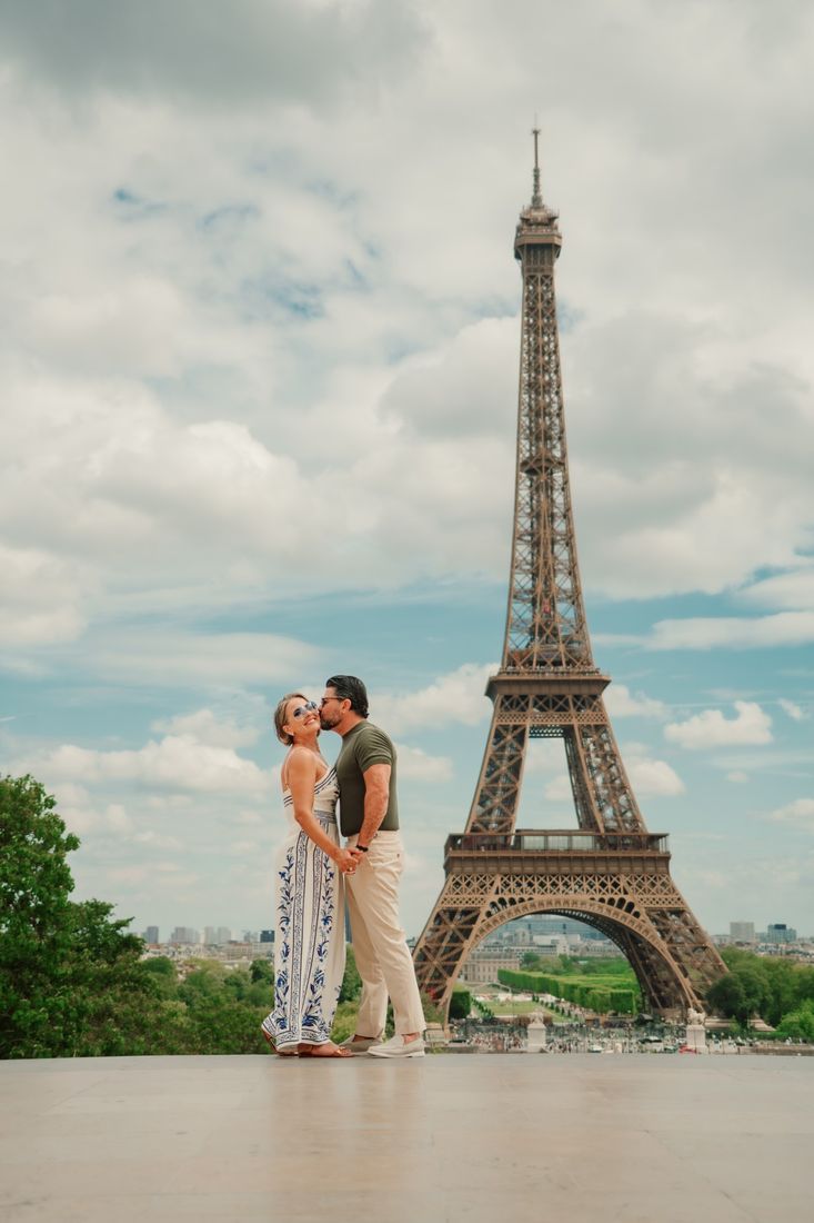 Casal se beijando no Trocadéro
